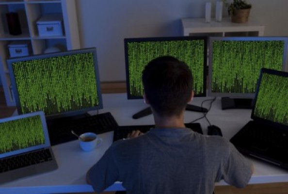O clonă a telefonului Samsung Galaxy S4 se vinde cu un program malware preinstalat